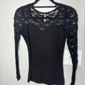 Fitted black lace sleeve small shirt with long sleeves